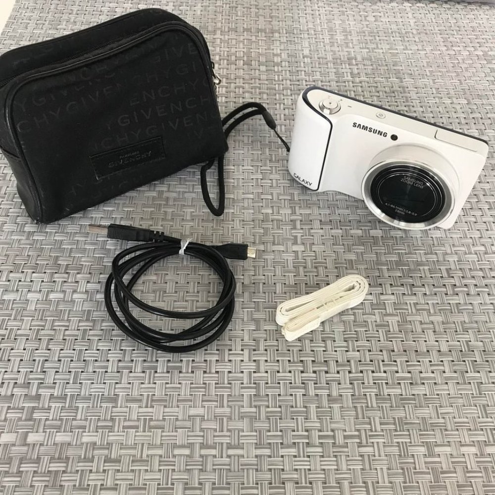 Samsung Galaxy Digital Camera w/ Android Jelly Bean v4.1.2 OS w/ Touch Screen